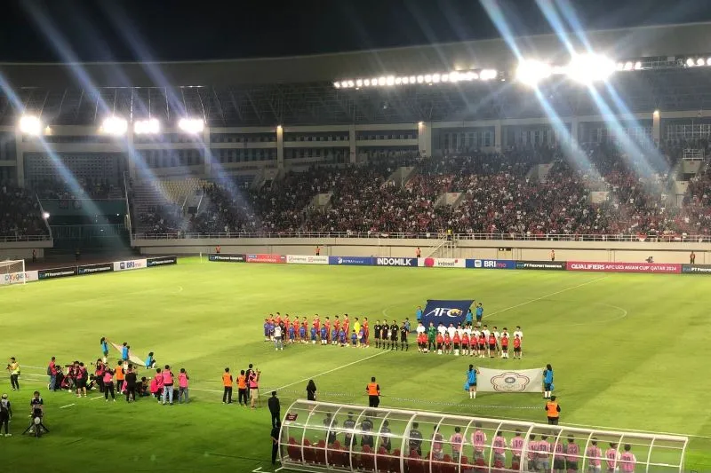 Timnas Indonesia U-23 ketika mengumandangkan lagu kebangsaan Indonesia Raya saat melawan Taiwan di Stadion Manahan, Solo, Sabtu (9/9). (ANTARA/Zaro Ezza Syachniar)