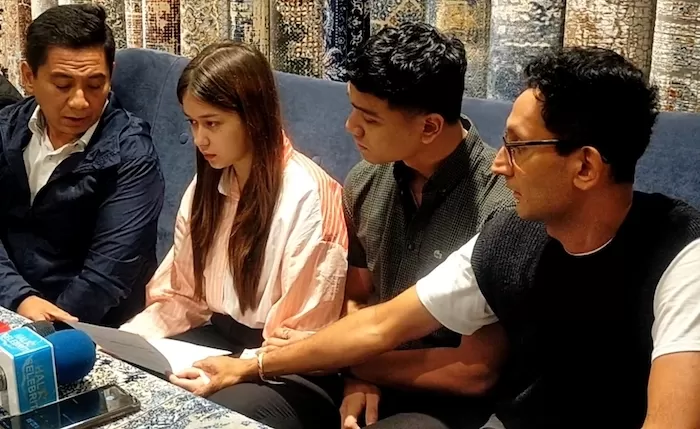 Rebecca Klopper saat bicara menggelar jumpa pers. Nampak Fadly Faisal memegang erat tangan Becca seolah untuk menguatkannya. (JawaPos.com)