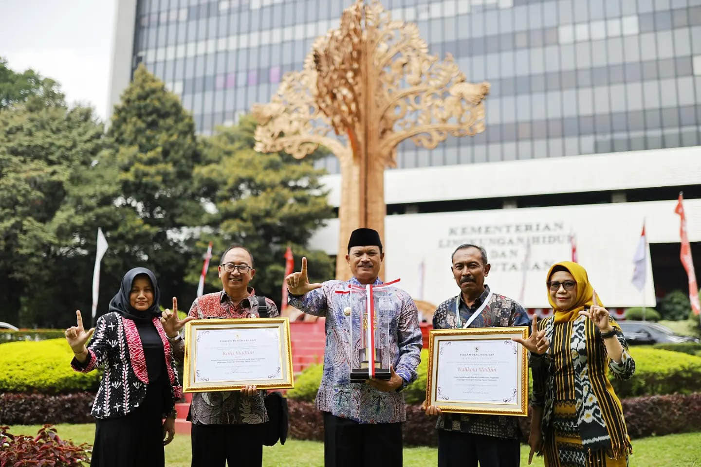 APRESIASI: Wali Kota Maidi menerima penghargaan Green Leadership Terbaik I Provinsi Jawa Timur 2023 Senin lalu (4/9).