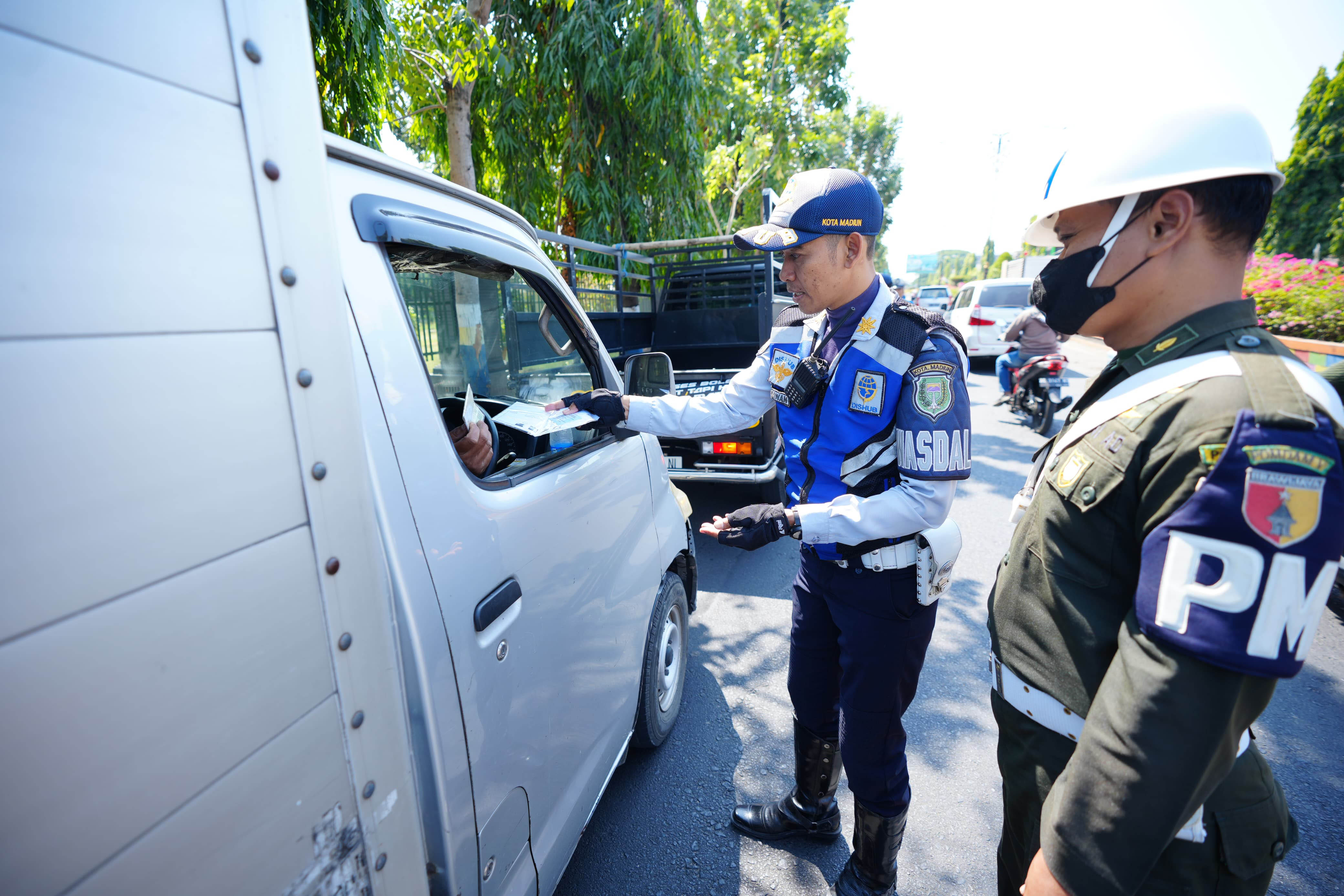 MELANGGAR: Petugas saat memeriksa dokumen pengendara serta kendaraan dalam operasi yang digelar di Jalan Urip Sumoharjo, Manguharjo.&nbsp;(DISKOMINFO UNTUK JAWA POS RADAR MADIUN)