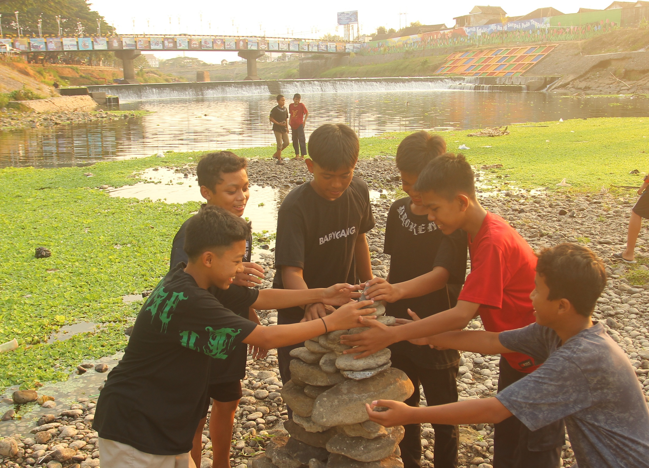 WISATA BARU: Bengawan Madiun yang mengering menjadi wisata dadakan bagi masyarakat. (BAGAS BIMANTARA/JAWA POS RADAR MADIUN)
