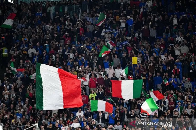 Pendukung timnas Italia saat menyaksikan pertandingan Kualifikasi EURO 2020 melawan Yunani di Stadion Olimpico, Roma, Italia. ANTARA/AFP/Alberto Pizzoli.