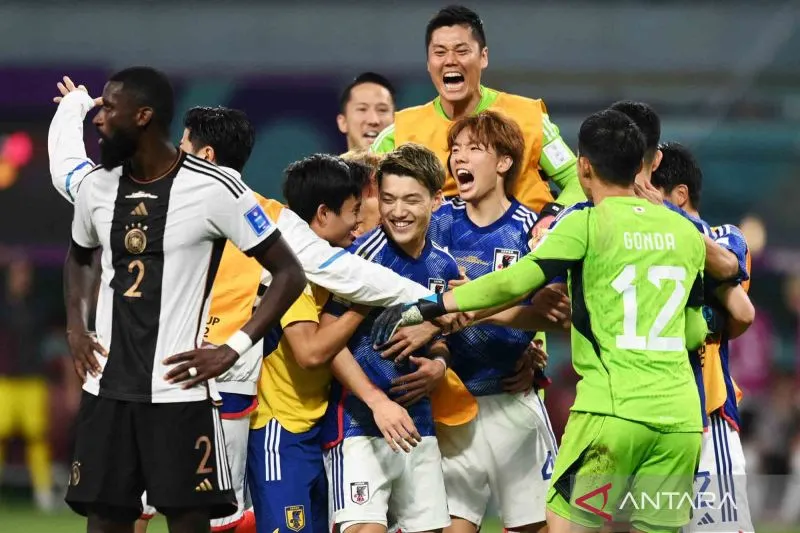Pemain timnas Jepang berselebrasi usai menang dari Jerman pada pertandingan Grup E Piala Dunia Qatar 2022. ANTARA FOTO/REUTERS/Annegret HIlse/wsj.