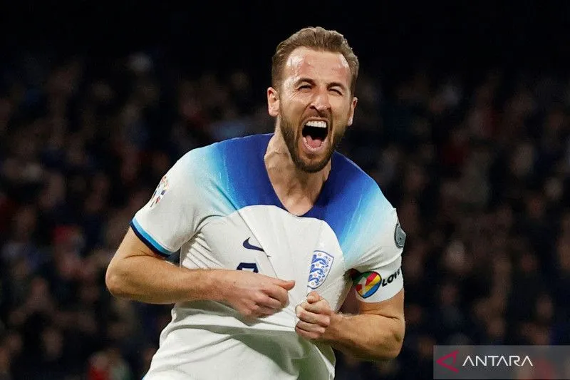 Pesepak bola Inggris Harry Kane merayakan golnya ke gawang Italia dalam laga Kualifikasi Euro 2024 Grup C di Stadio Diego Armando Maradona, Naples, Italia. ANTARA FOTO/REUTERS/Ciro De Luca/foc.