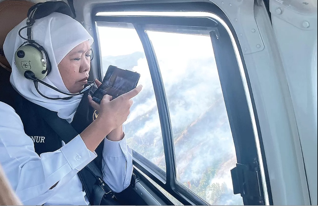 DARI UDARA: Gubernur Jatim Khofifah Indar Parawansa memantau langsung titik sumber api di Gunung Bromo kemarin. (PEMPROV JATIM)