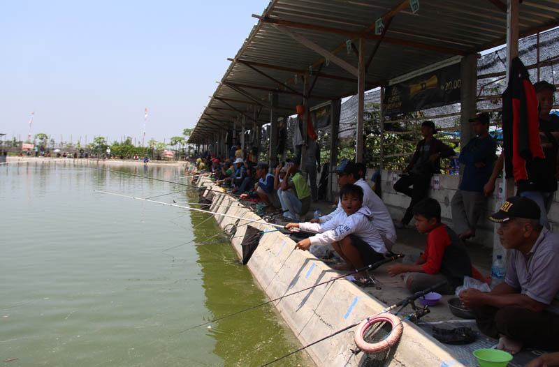 MENUNGGU STRIKE: Tidak sedikit peserta dari luar daerah ikut event Mancing Bersama yang digelar Pemkab Ngawi kemarin. (ASEP SYAEFUL BACHRI/JAWA POS RADAR NGAWI)