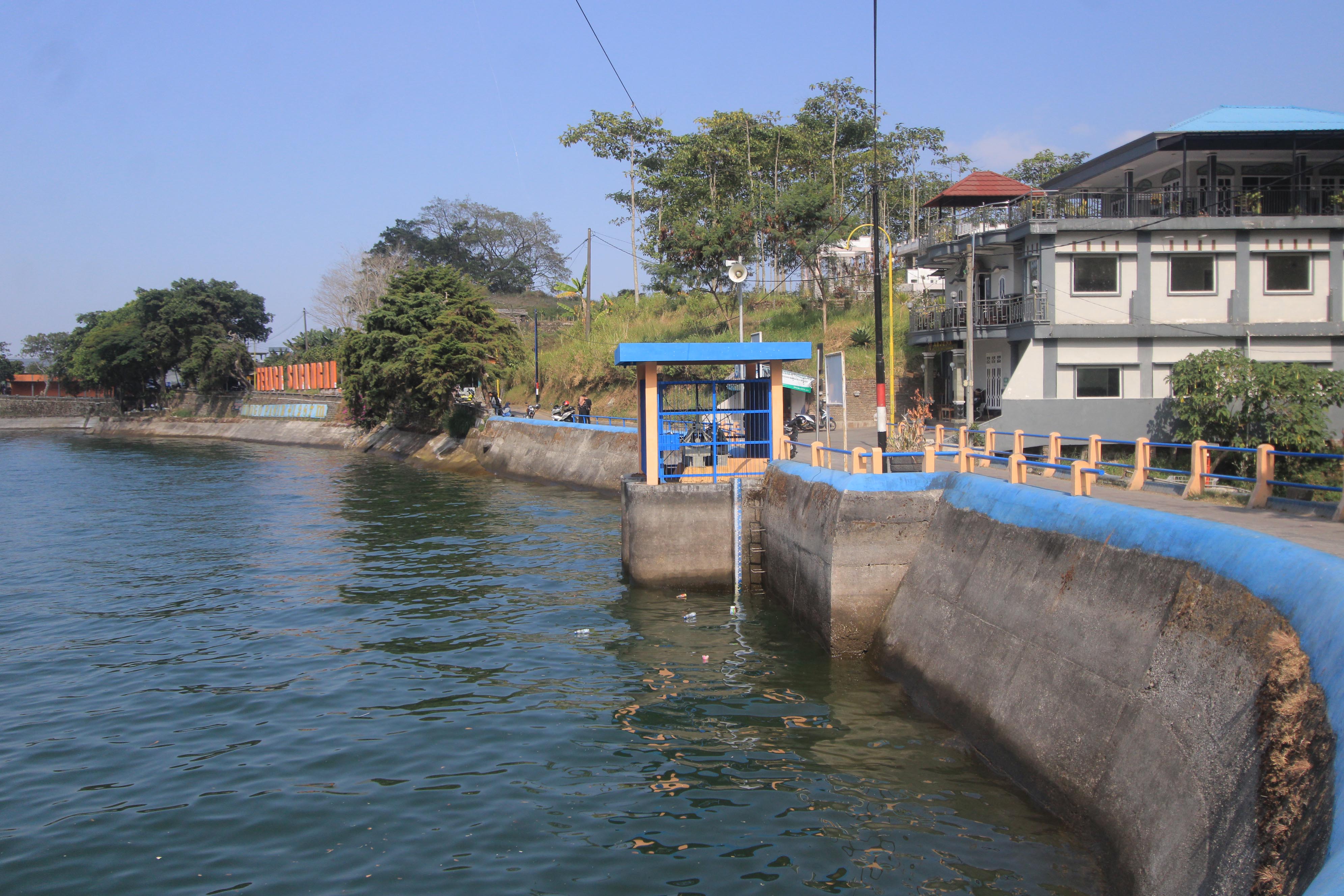 DIBUKA: Pembukaan pintu air Telaga Pasir kemarau ini dimanfaatkan sejumlah petani dan Pabrik Gula Rejosari.&nbsp;(AJI PUTRA/JAWA POS RADAR MAGETAN)