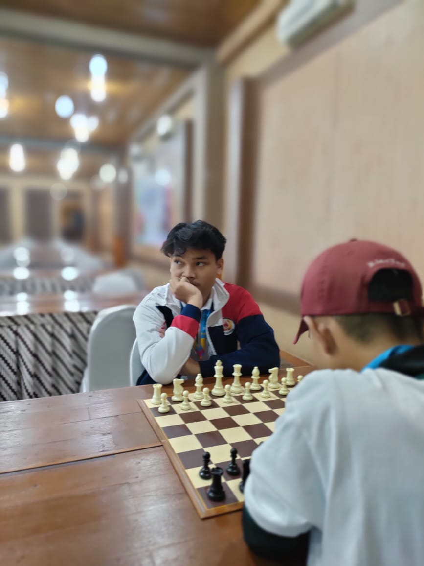 PODIUM: Atlet catur Kota Madiun Brian Laksamana Saputra memperoleh medali perunggu. Prestasi itu sekaligus mengakhiri penantian Percasi Kota Madiun selama 20 tahun terakhir. (PERCASI KOTA MADIUN)