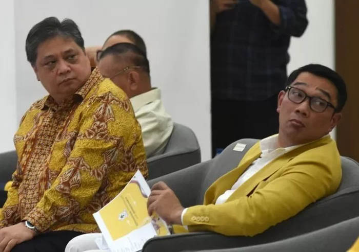 Ketua Umum Partai Golkar Airlangga Hartarto (kiri) dan Ridwan Kamil (kanan) menghadiri acara Kuliah Umum Partai Golkar di Golkar Institute, Jakarta. (Indrianto Eko Suwarso/Antara)
