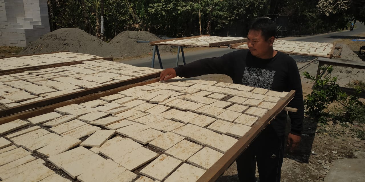 WARISAN BUDAYA: Produksi brem di salah satu UMKM yang ada di Desa Kaliabu, Kecamatan Mejayan. (TITIS OSI KURNIAWAN/RADAR CARUBAN)