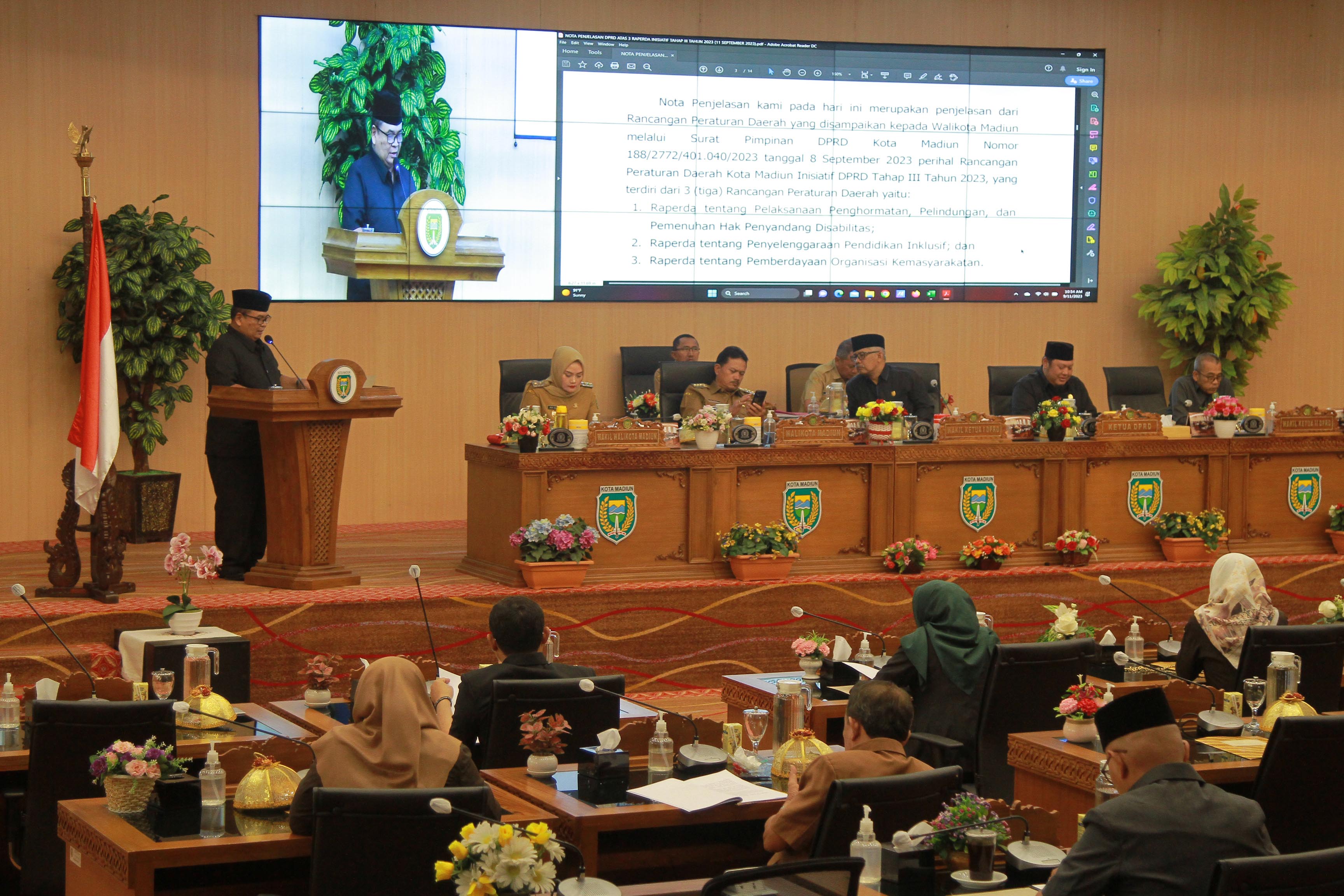 PRODUKTIF: Anggota DPRD Kota Madiun Gandhi Hatmoko membacakan nota penjelasan tiga raperda inisiatif DPRD tahap III dalam rapat paripurna kemarin (11/9). (BAGAS BIMANTARA/JAWA POS RADAR MADIUN)