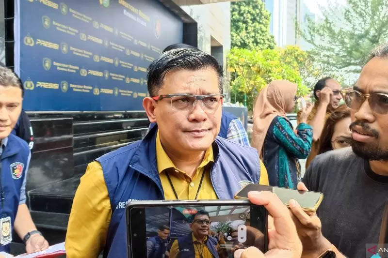 Dirreskrimsus Polda Metro Jaya Kombes Pol Ade Safri Simanjuntak saat diwawancarai di Jakarta, Selasa (22/8/2023). (Ilham Kausar/ANTARA)