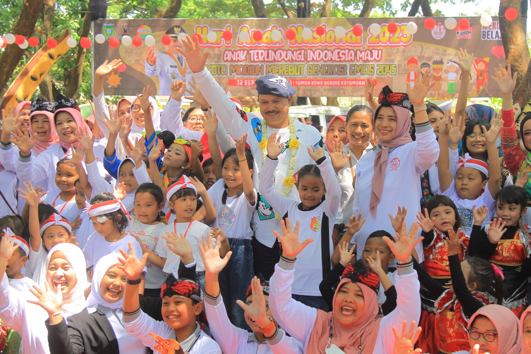 SENANG: Wali kota Maidi berjoget dengan para siswa di peringatan Hari Anak Nasional 2023 di Ngrowo Bening Edupark kemarin (12/9). (BAGAS BIMANTARA/JAWA POS RADAR MADIUN)