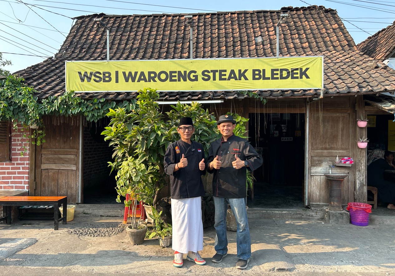 TERKESAN: Chef Hibachi Amerika Serikat Ricky Bobby yang juga akrab disapa Chef Dancuk, terkesan dengan menu masakan di WSB. (WSB UNTUK RADAR MADIUN)