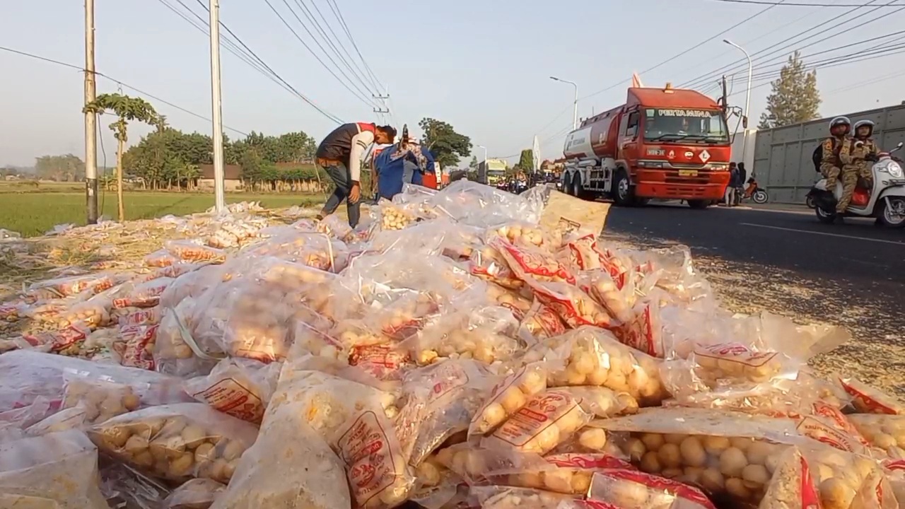 RINGSEK: Dua truk bok dan satu pikap ringsek setelah terlibat laka beruntun di Jalan Raya Madiun&ndash;Ngawi, Pulerejo, Pilangkenceng, Kabupaten Madiun, Selasa (12/9). (R. BAGUS RAHADI/RADAR MADIUN)