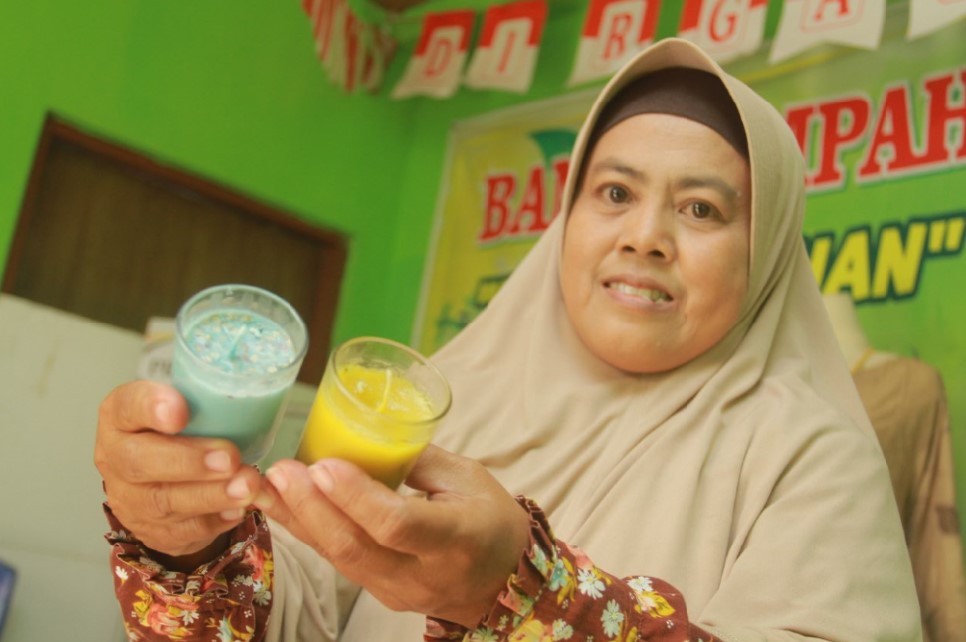RAMAH LINGKUNGAH: Tim Bank Sampah Pesanggrahan mengolah minyak jelantah menjadi barang bernilai jual tinggi. (BAGAS BIMATARA/JAWA POS RADAR MADIUN)