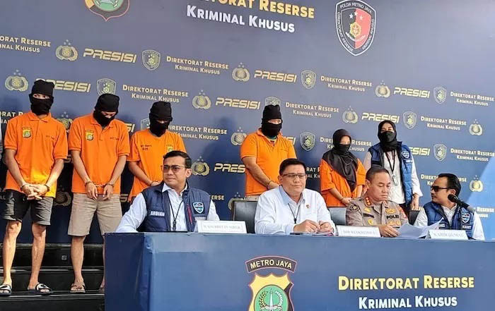 Subdit Siber Ditreskrimsus Polda Metro Jaya mengungkap sebuah rumah produksi yang membuat film porno.
