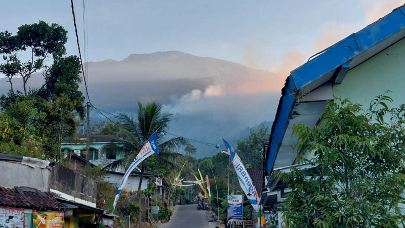 SIAGA: Pemkab Ngawi mengantisipasi terjadinya peningkatan kebakaran hutan di dataran rendah dan lereng Gunung Lawu. (ASEP SYAEFUL BACHRI/JAWA POS RADAR NGAWI)
