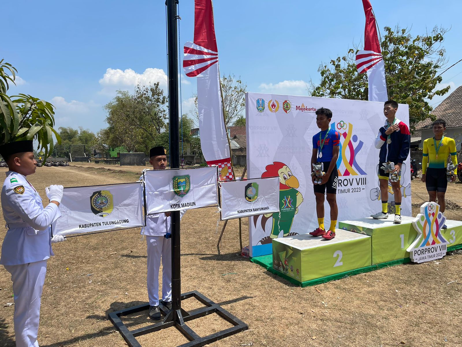 NAIK PODIUM: Sulthon Muhammad mendapatkan apresiasi dari Ketua ISSI Kota Madiun Faizal Rachman setelah sukses meraih medali emas balap sepeda di nomor ITT kemarin (13/9). (ISSI UNTUK RADAR MADIUN)