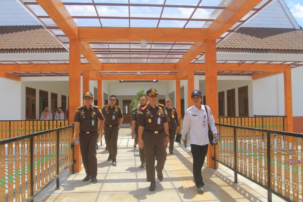 PROGRES: Tim PPS Kejari Kota Madiun dengan didampingi DPUPR meninjau pembangunan asrama dan masjid pondok lansia di Kelurahan Klegen, Kartoharjo kemarin (13/9). (BAGAS BIMANTARA/RADAR MADIUN)