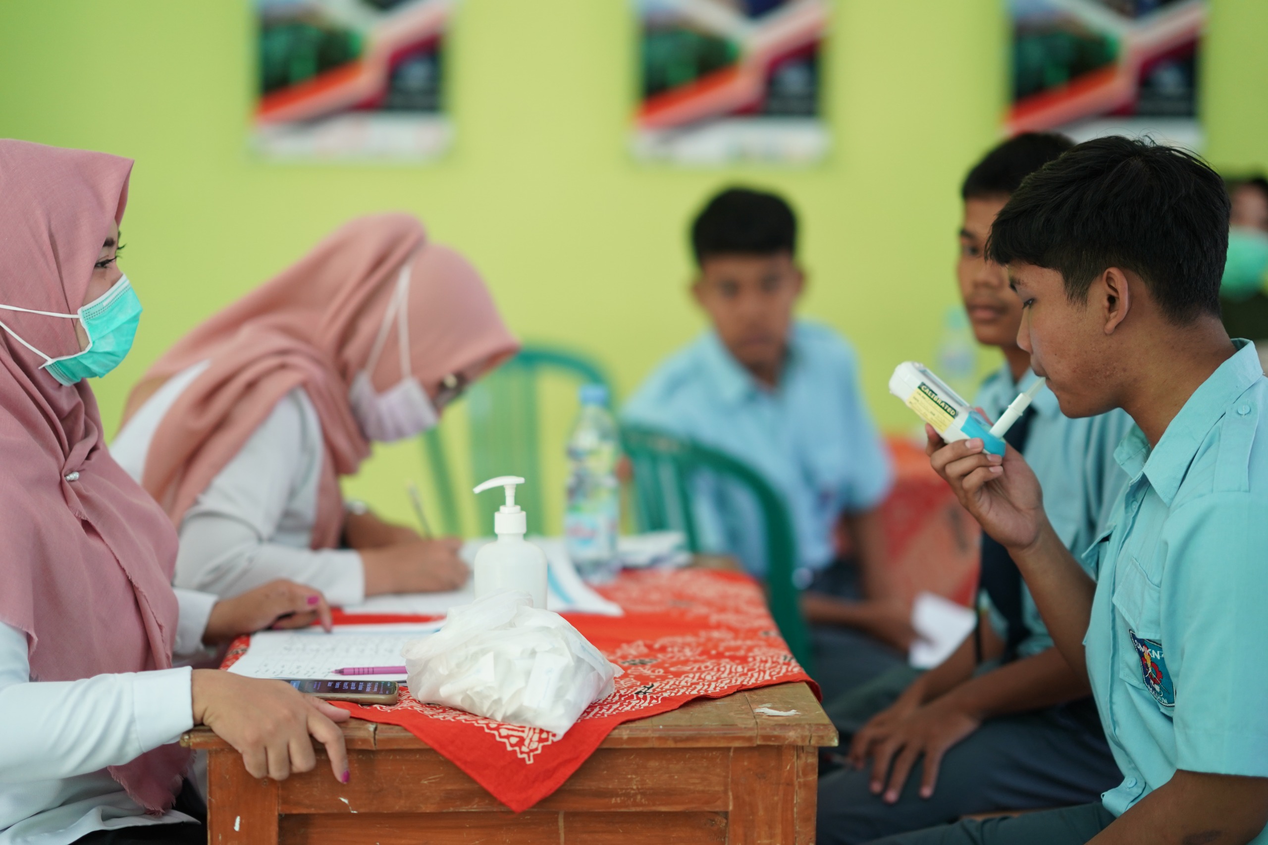 POLA HIDUP SEHAT: Pelajar SMKN 1 Kota Madiun mengikuti skrining dampak rokok yang dilakukan oleh Tim Puskesmas Sukosari kemarin (13/9). (DISKOMINFO)
