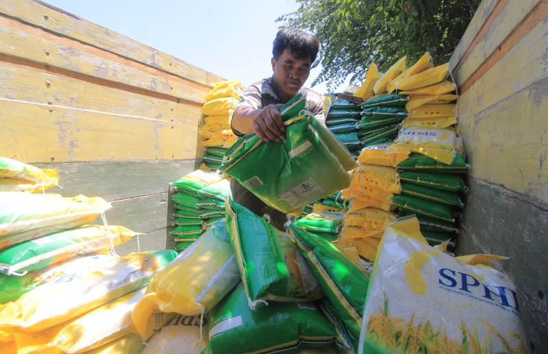 DROPPING: Pendistribusian lima ton beras SPHP di Pasar Sayur Magetan kemarin. (AJI PUTRA/JAWA POS RADAR MAGETAN)