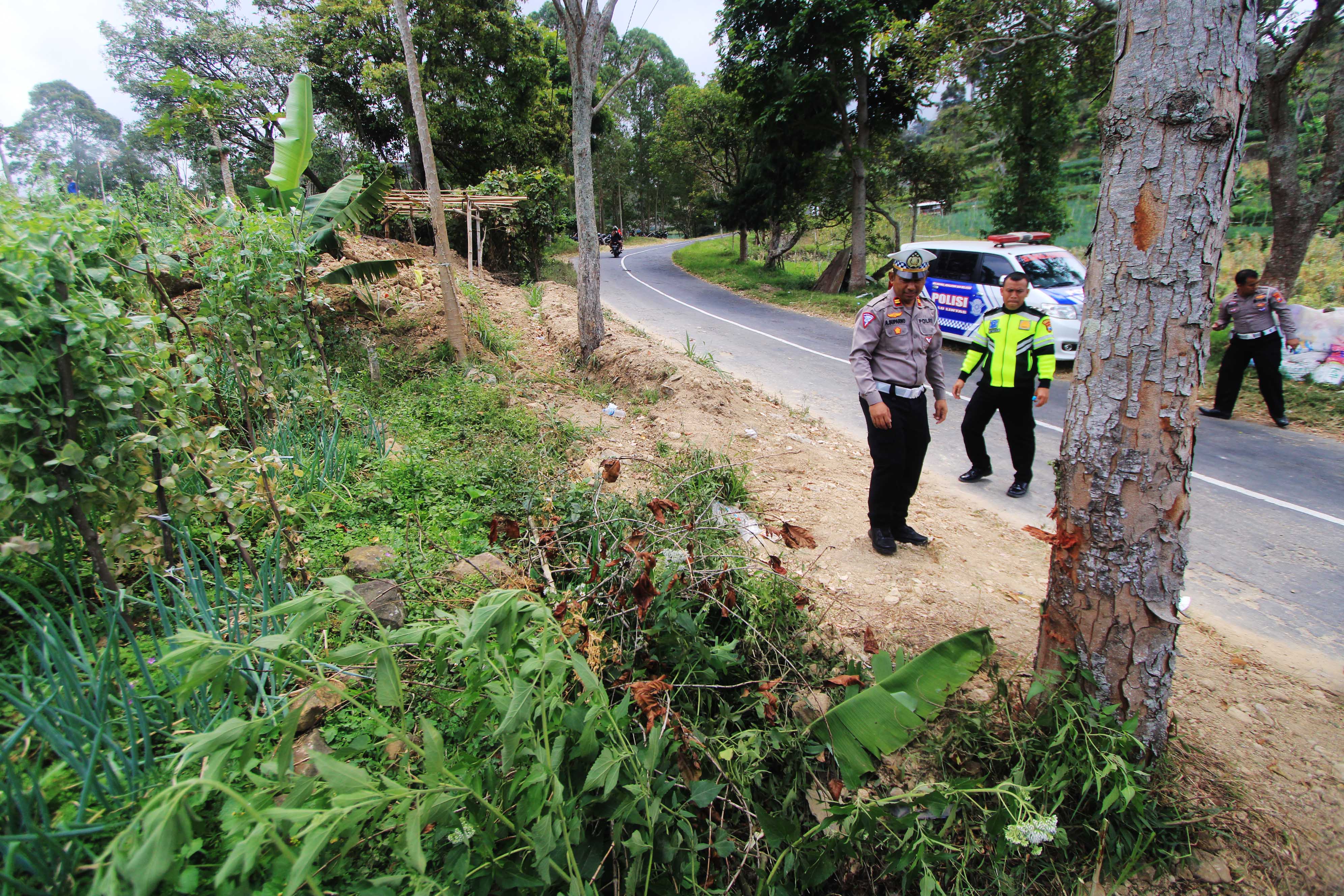 LOKASI BERDARAH:&nbsp;Polisi melakukan olah TKP laka tunggal di tanjakan Ngwolo, masuk Desa Dadi, Plaosan, kemarin. (AJI PUTRA/RADAR MAGETAN)