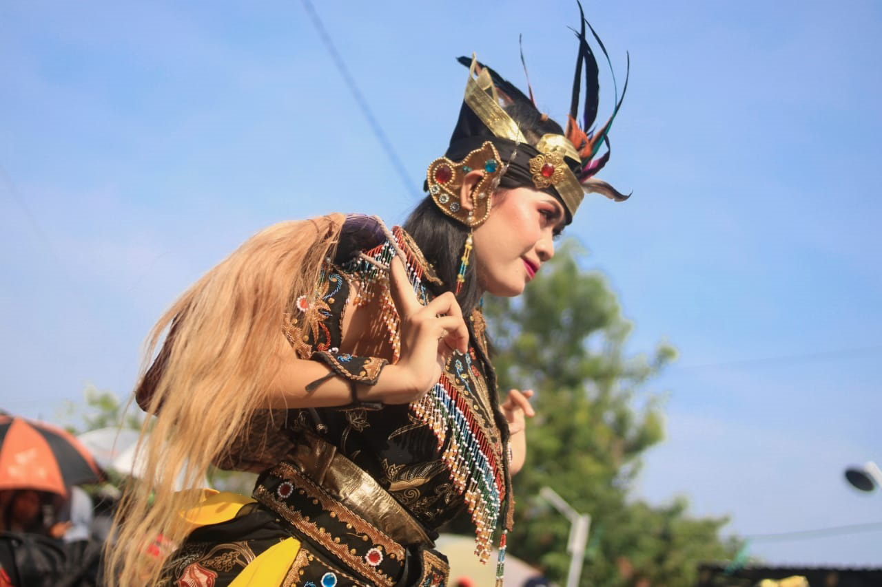BUDAYA: Nadia Pramesti saat menampilkan kesenian jaranan. (NADIA PRAMESTI UNTUK RADAR CARUBAN)