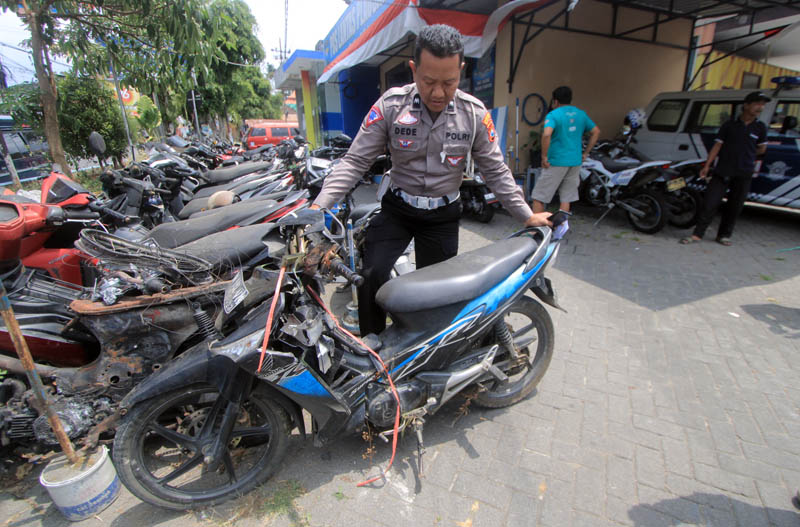 RINGSEK : Sepeda motor&nbsp;Honda yang dikendarai dua pelajar SMPN 1 Kedunggalar rusak parah usai menabrak pohon Mahoni di ruas jalan Ngerong - Sarangan, kemarin (14/9). (AJI PUTRA/JAWA POS RADAR MAGETAN)&nbsp;