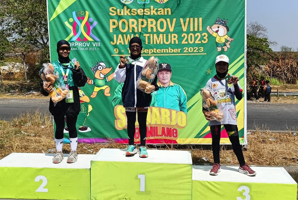 NAIK PODIUM: Naura Rania Janeta berhasil menyumbangkan medali emas bagi kontingen Kota Madiun dari cabor sepatu roda di Porprov Jatim 2023 kemarin (15/9).&nbsp;(PERSEROSI UNTUK RADAR MADIUN)