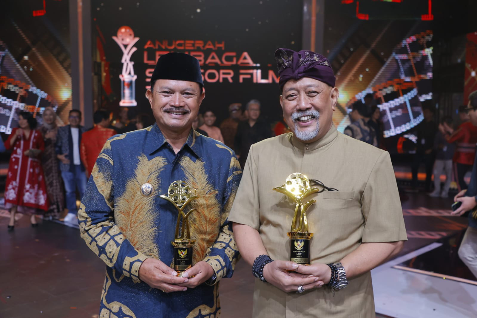 TOP: Wali Kota Madiun Maidi bersama dengan komedian Indro Warkop DKI dalam Anugerah Lembaga Sensor Film 2023 di Jakarta pada Kamis (14/9) malam. (WS HENDRO UNTUK RADAR MADIUN)