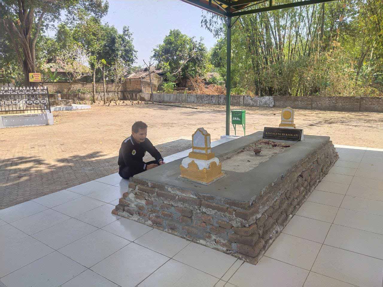 ZIARAH: Kades Sidomulyo Setiyo Margono saat mengunjungi lokasi makam Kiai Ageng Reksogati. (ABRIANTO WIBOWO/RADAR CARUBAN)