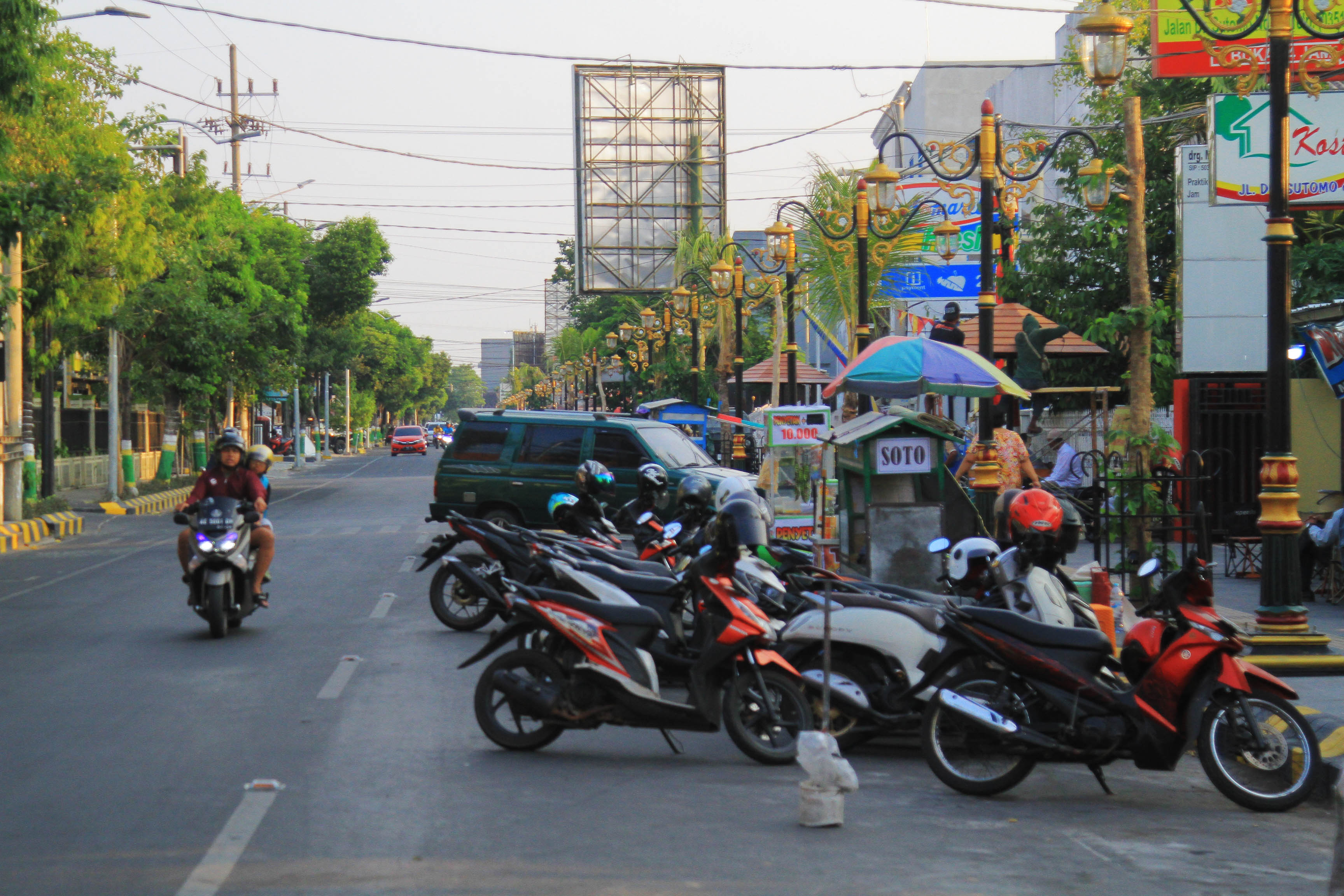 CROWDED: Kendaraan yang parkir berjajar di bahu Jalan dr Seotomo memicu kepadatan arus lalu lintas.&nbsp;(BAGAS BIMANTARA/RADAR MADIUN)