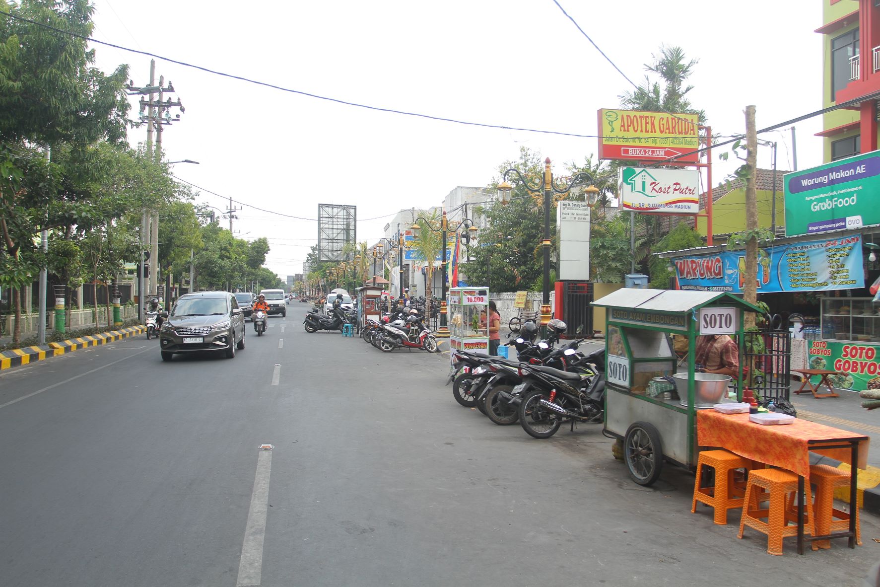 CROWDED: Keberadaan PKL di Jalan dr Soetomo bakal dipindah bulan depan ke Rimba Darma untuk mengurai kepadatan arus lalin di jalan tersebut. (BAGAS BIMANTARA/RADAR MADIUN)