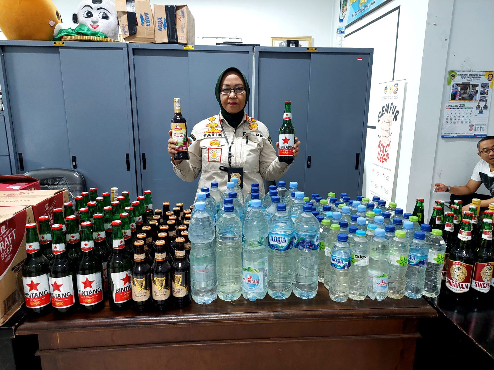 DISITA: Ratusan botol miras tanpa izin edar diamankan petugas Satpol PP Kabupaten Madiun, Kamis (14/9) malam. (ISTIMEWA)