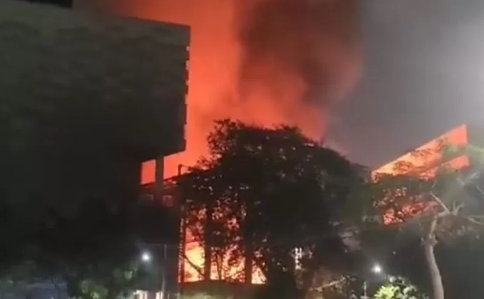MEMERAH: Museum Nasional dilalap si jago merah pada Sabtu (16/9) malam. (JAWAPOS.COM)