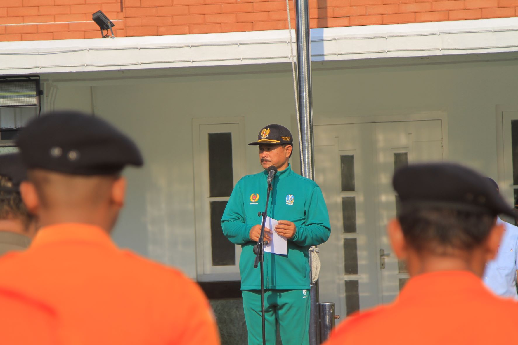 RAPATKAN BARISAN: Wali Kota Madiun Maidi saat memimpin apel persiapan kunjungan Replublik Kenya-Bangladesh di halaman Balai Kota Madiun kemarin (15/9). (BAGAS BIMANTARA/RADAR MADIUN)