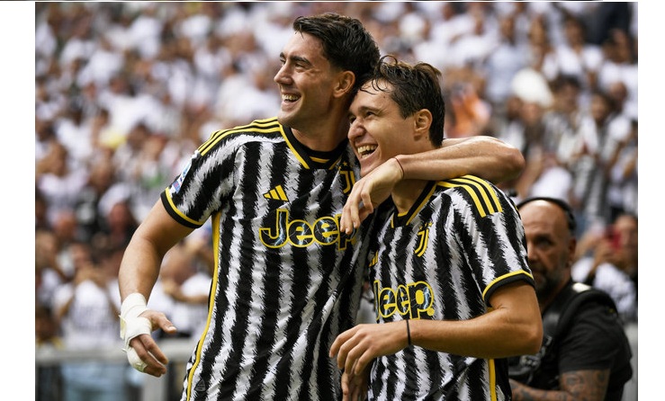 Federico Chiesa dan Dusan Vlahovic bersama-sama merayakan gol kedua Jventus melawan Lazio di Stadion Allianz, Turin, pada 16 September 2023. (AP)