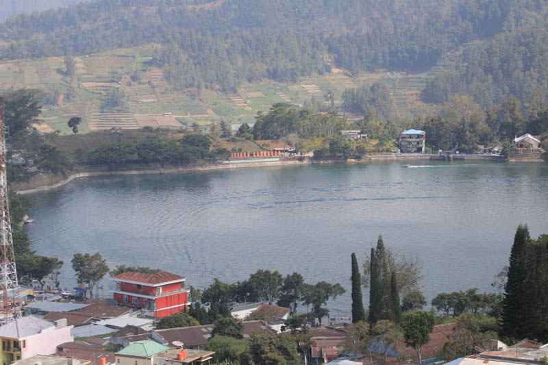 SEJUK: Suasana kawasan wisata Telaga Sarangan. Pemkab berencana tak menambah target PAD wisata dalam perubahan APBD tahun ini. (AJI PUTRA/ JAWA POS RADAR MAGETAN)