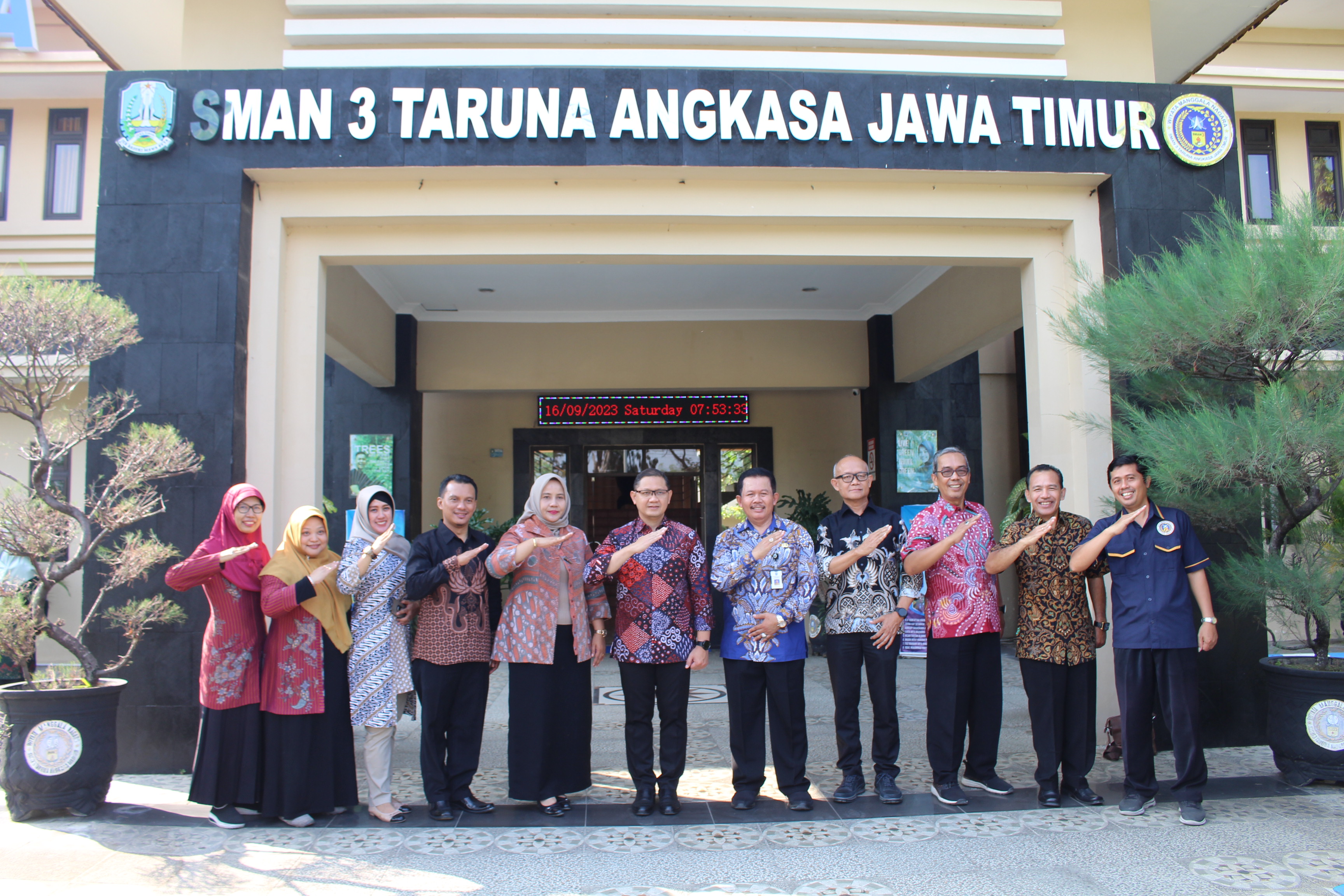BERI MOTIVASI: Kadindik Jatim Aries Agung Paewai (enam dari kiri) meninjau SMAN 3 Taruna Angkasa Jawa Timur, Sabtu lalu (16/9). (SMAN 3 TARUNA ANGKASA)