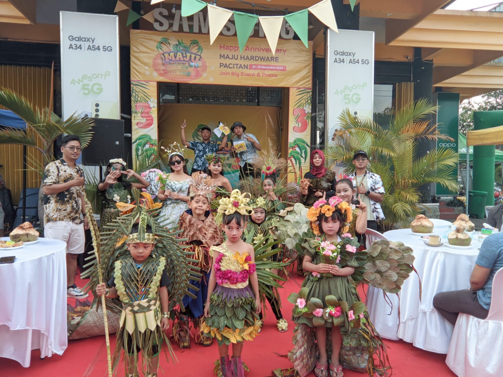 SERU BARENG: Andi Cahyoko, kepala toko Maju Hardware Pacitan, bersama peserta fashion week. (SUCI OKTA/RADAR PACITAN)