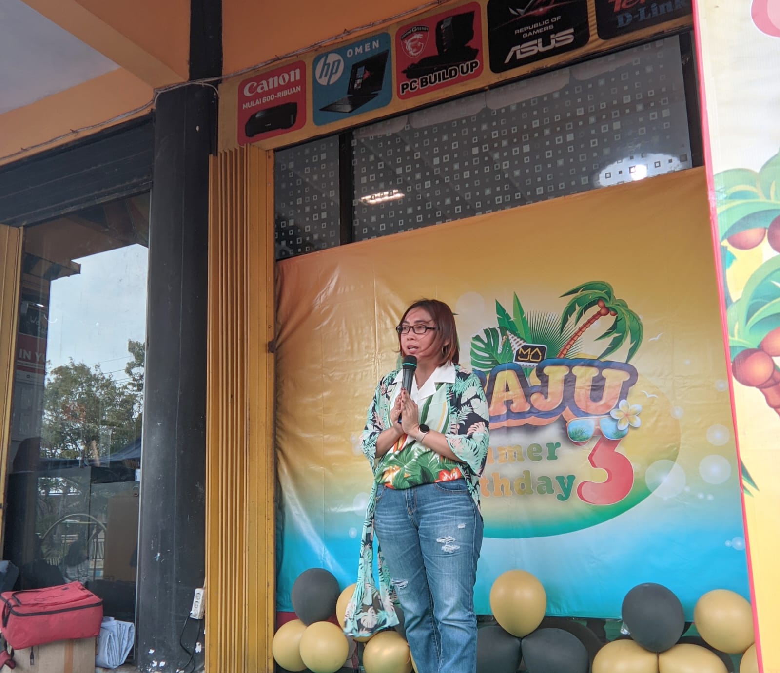 RESMI DIBUKA: Manajer Maju Hardware Pacitan memberi sambutan sebelum fashion week. (SUCI OKTA/RADAR PACITAN)