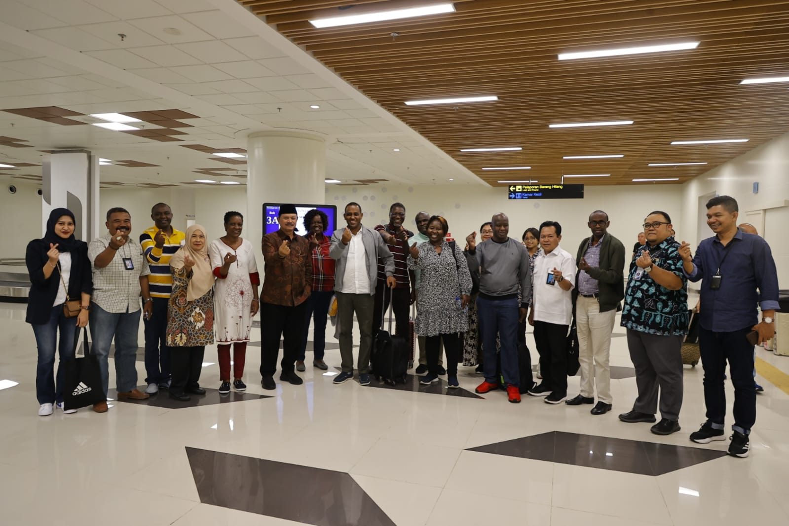 KOLABORASI LINTAS NEGARA: Wali Kota Madiun Maidi dan jajaran bersama perwakilan BKKBN, dan delegasi Kenya serta Bangladesh. (WS HENDRO)