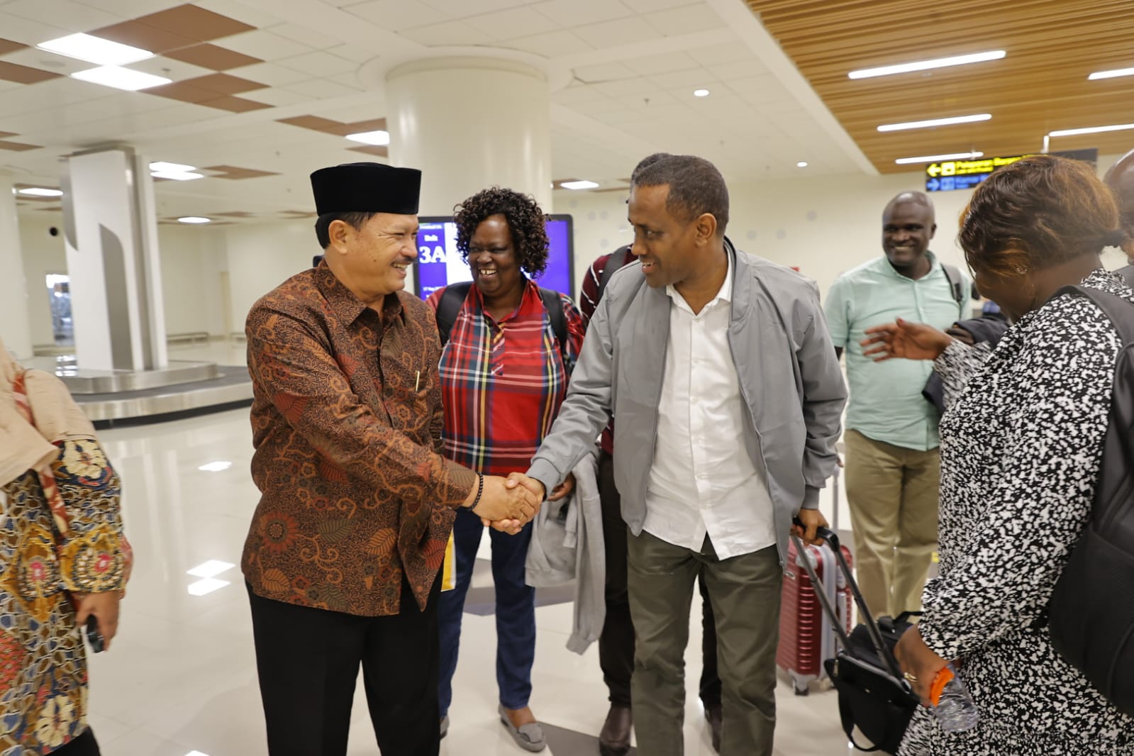 HANGAT: Wali Kota Madiun Maidi menyambut delegasi Kenya dan Bangladesh, di Bandara Juanda, Minggu (17/9). (WS HENDRO)