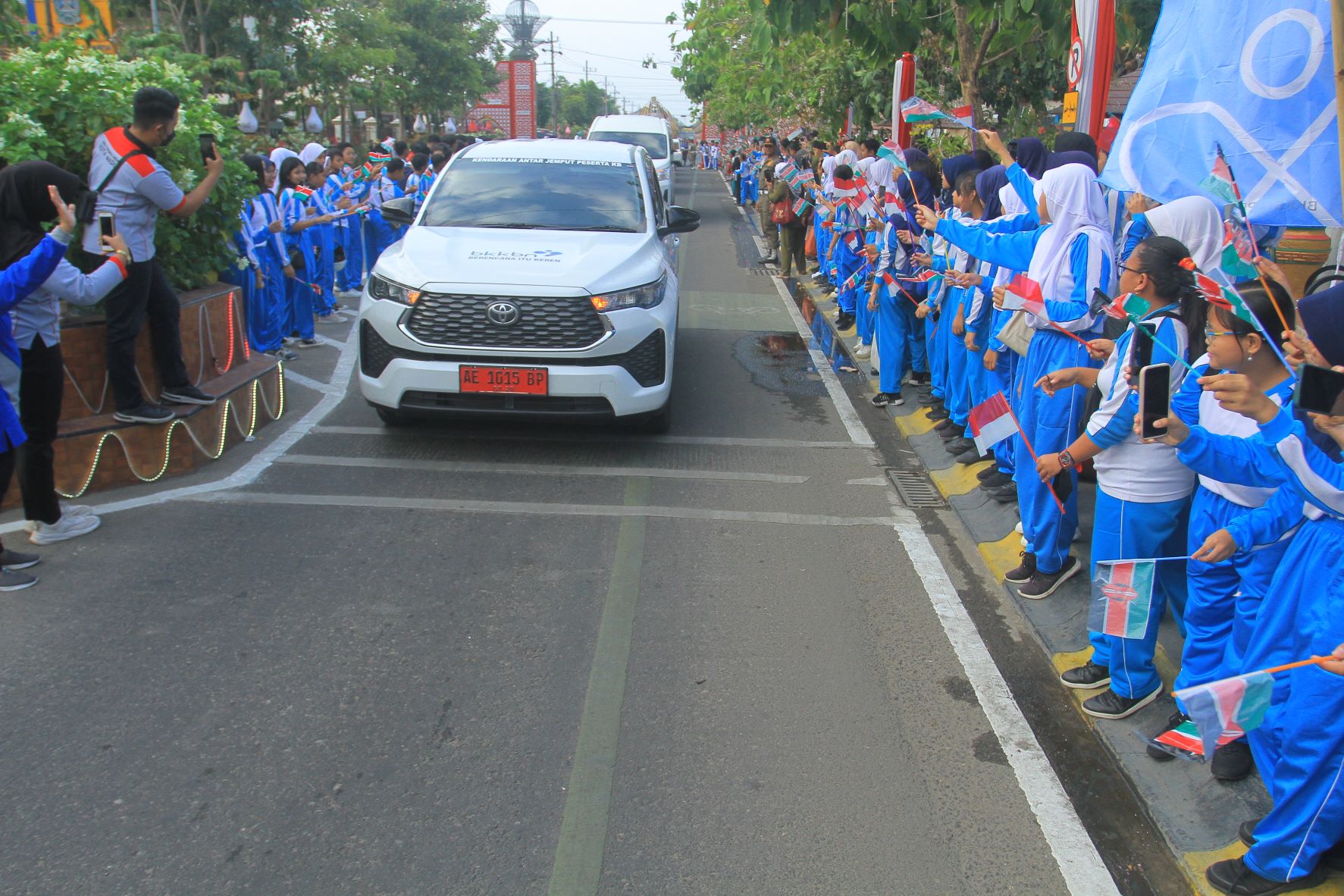 SUGENG RAWUH: Ribuan pelajar dan masyarakat menyambut delegasi Kenya dan Bangladesh, di Jalan Pahlawan Kota Madiun, Minggu (17/9). (BAGAS BIMANTARA/RADAR MADIUN)