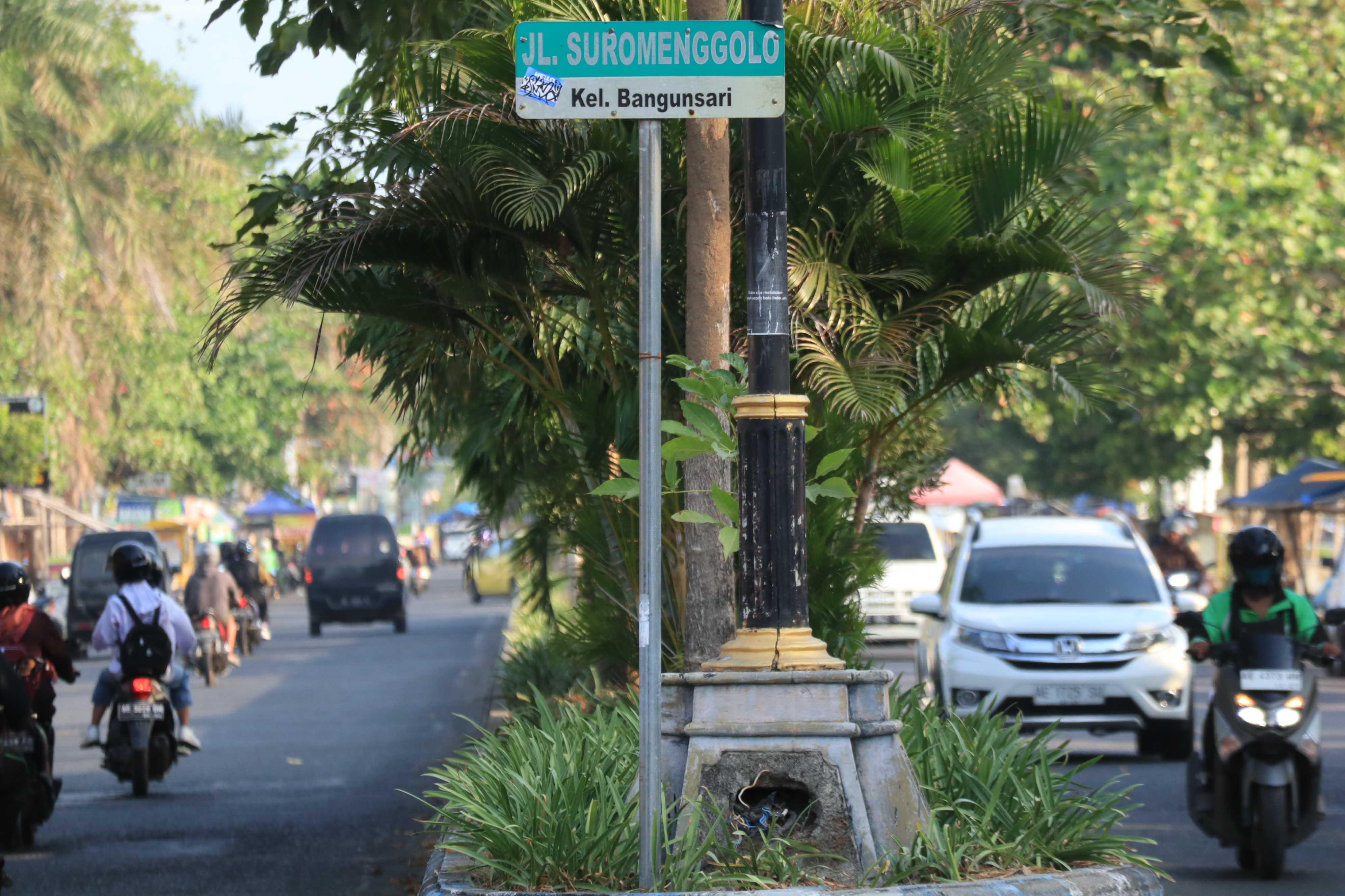 PADAT: Ruko, perkantoran, hingga kawasan pendidikan berdiri berderet di Jalan Baru seiring berjalannya waktu.&nbsp;(SUGENG DWI N./JAWA POS RADAR PONOROGO)