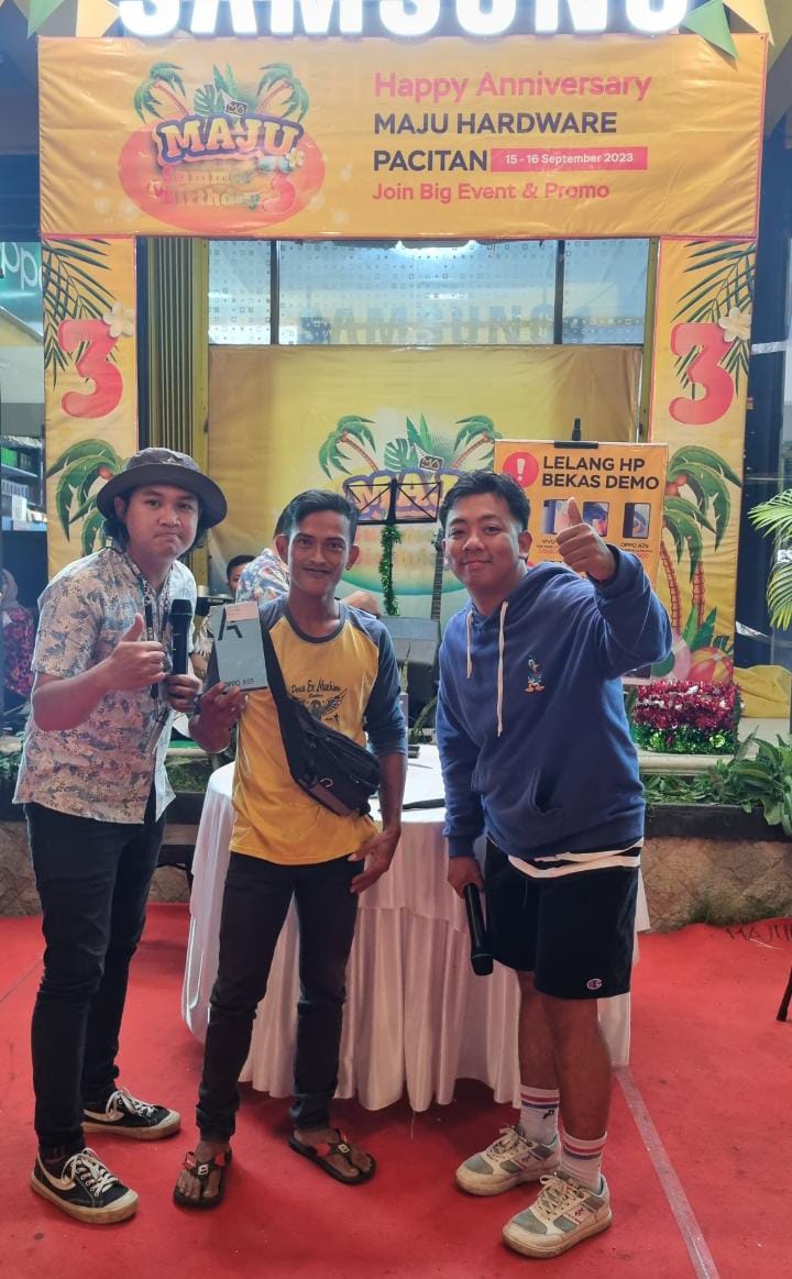 DAPAT MURAH: Masyarakat antusias mengikuti lelang ponsel dan barang elektronik di HUT ke-3 Maju Hardware Pacitan. (SUCI OKTA/RADAR PACITAN)