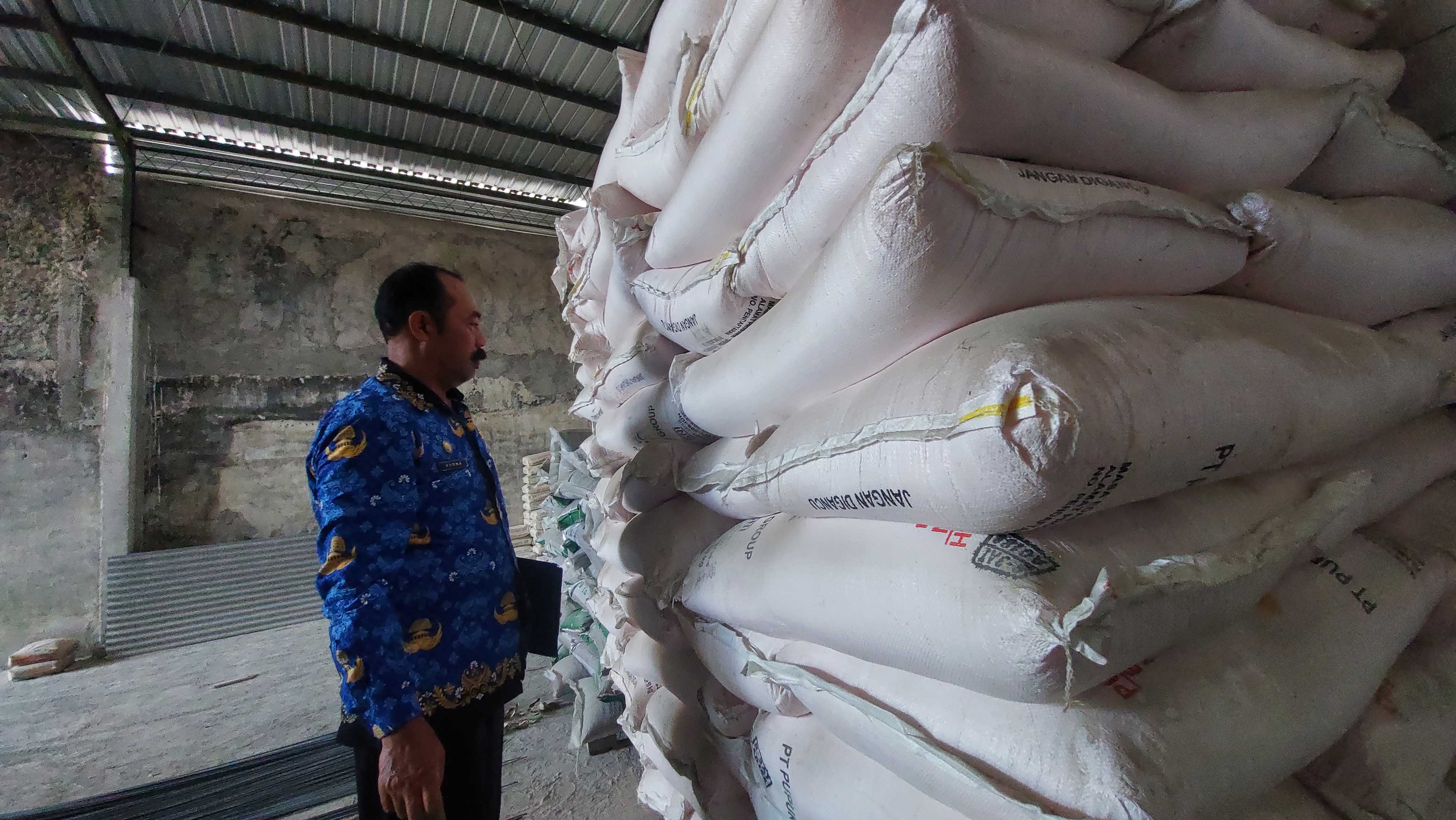 KURANG: Disperta Kabupaten Madiun saat melakukan monev di salah satu toko pupuk subsidi di Desa Sumbersari, Saradan, kemarin (18/9). (DIAN RAHAYU/RADAR CARUBAN)