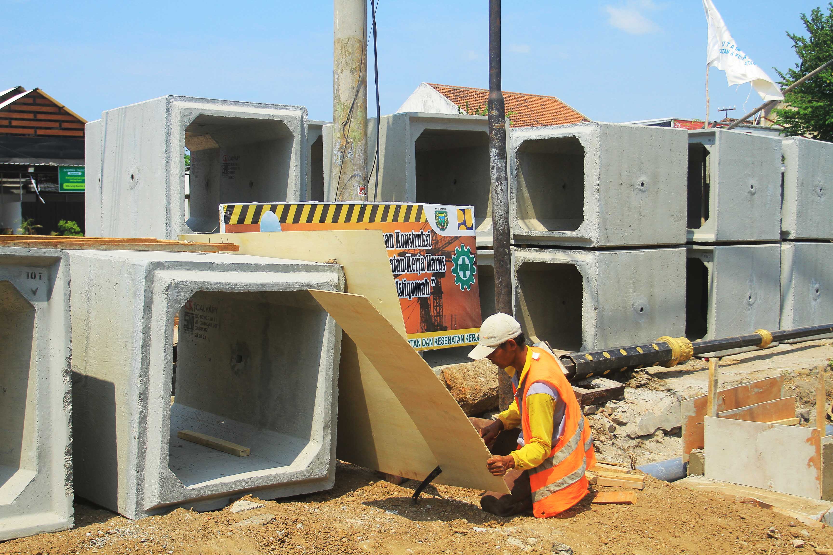 PROYEK FISIK: Pemkot Madiun tengah merevitalisasi jalur pedestrian yang berada di sisi selatan Jalan Kompol Sunaryo saat ini. (BAGAS BIMANTARA/RADAR MADIUN)