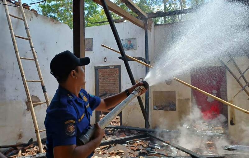 MEMBARA: Petugas Satpol PP dan Damkar Ponorogo memadamkan kebakaran di Dusun/Desa Grogol, Sawoo kemarin (18/9).&nbsp;(SATPOL PP UNTUK JAWA POS RADAR PONOROGO)